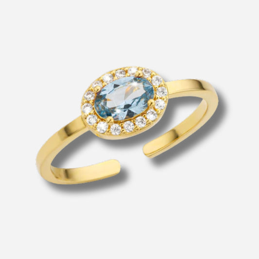 Bague Blue Dynasty Mya Bay dorée pierre bleue ovale pavée de cristaux