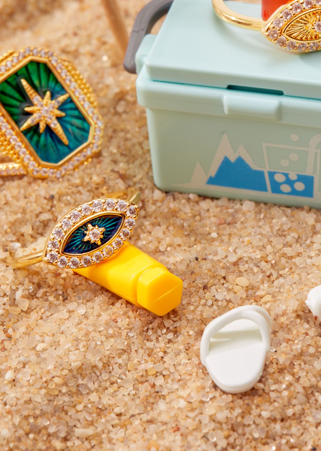 Détail de la bague Blue Eye Mya Bay et son motif œil bleu