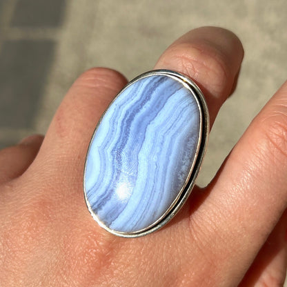 Bague calcédoine bleue ovale portée argent 925