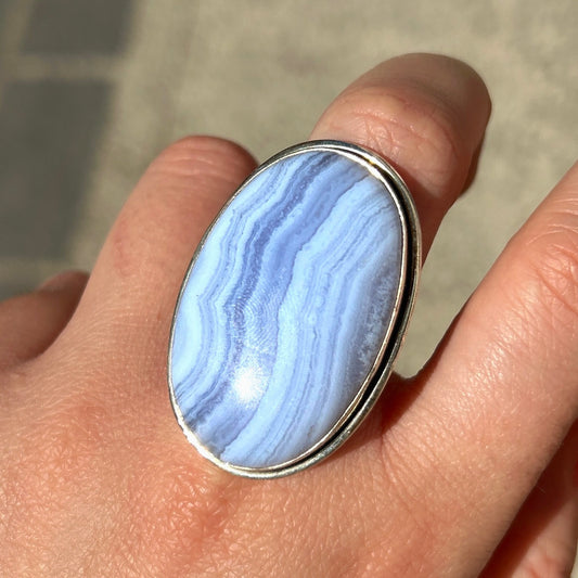 Bague calcédoine bleue ovale portée argent 925