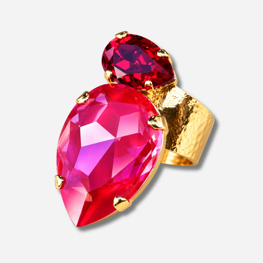 Bague Calypso Cerise Crézus avec grand cristal rouge cerise en forme de goutte, petit cristal rouge rubis et large monture dorée martelée – Divinity Sète.