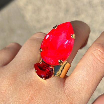 Bague Calypso Cerise Crézus avec grand cristal rouge cerise en forme de goutte, petit cristal rouge rubis et large monture dorée martelée – Divinity Sète.