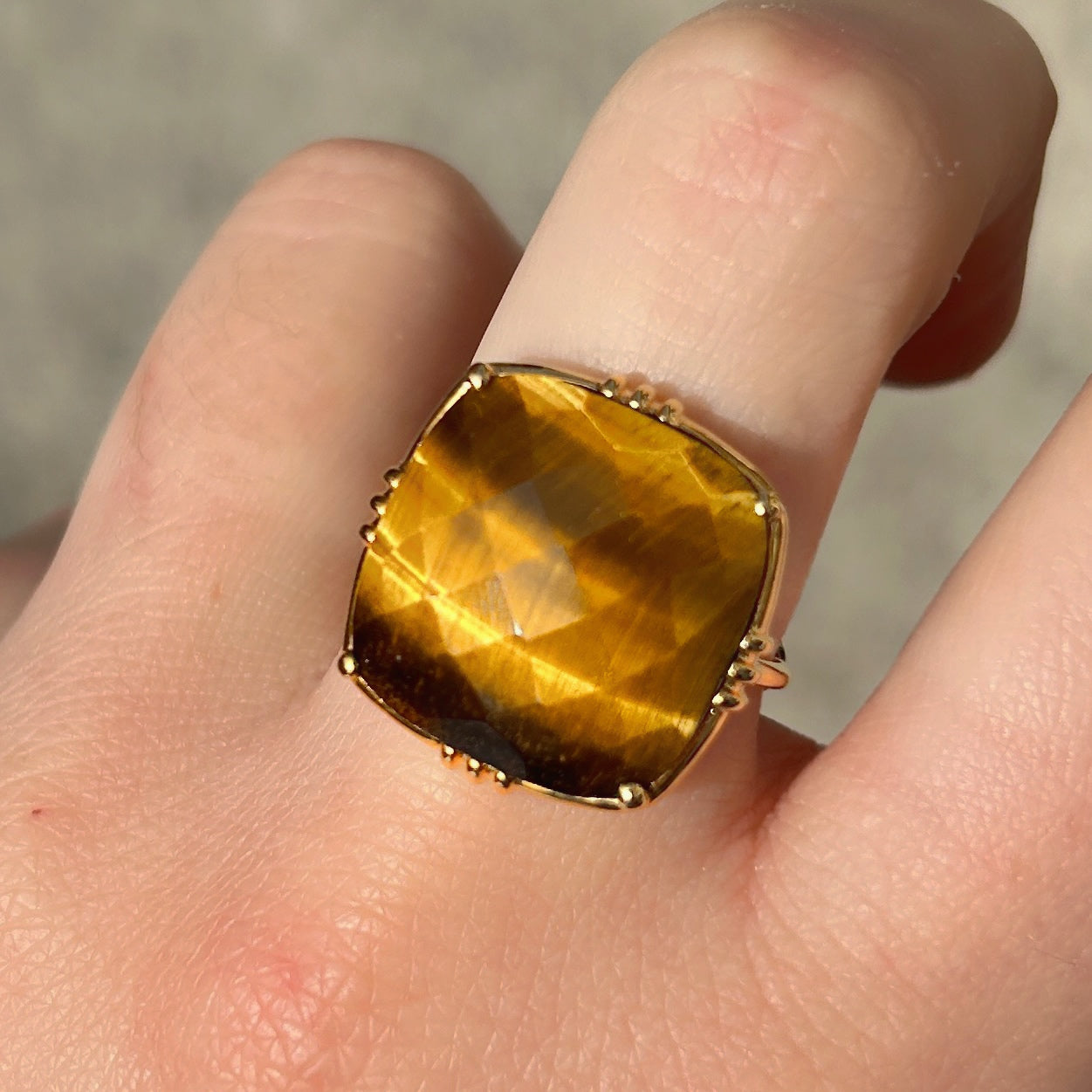 Bague oeil de tigre portée femme
