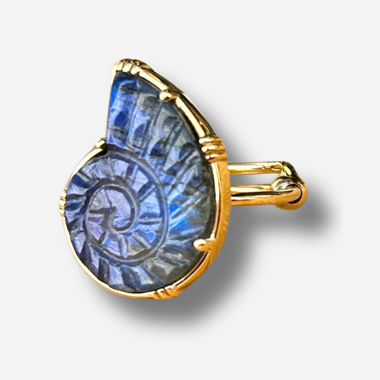 Bague coquillage labradorite Au Fil de Lo pierre naturelle bleue spirale dorée reglable