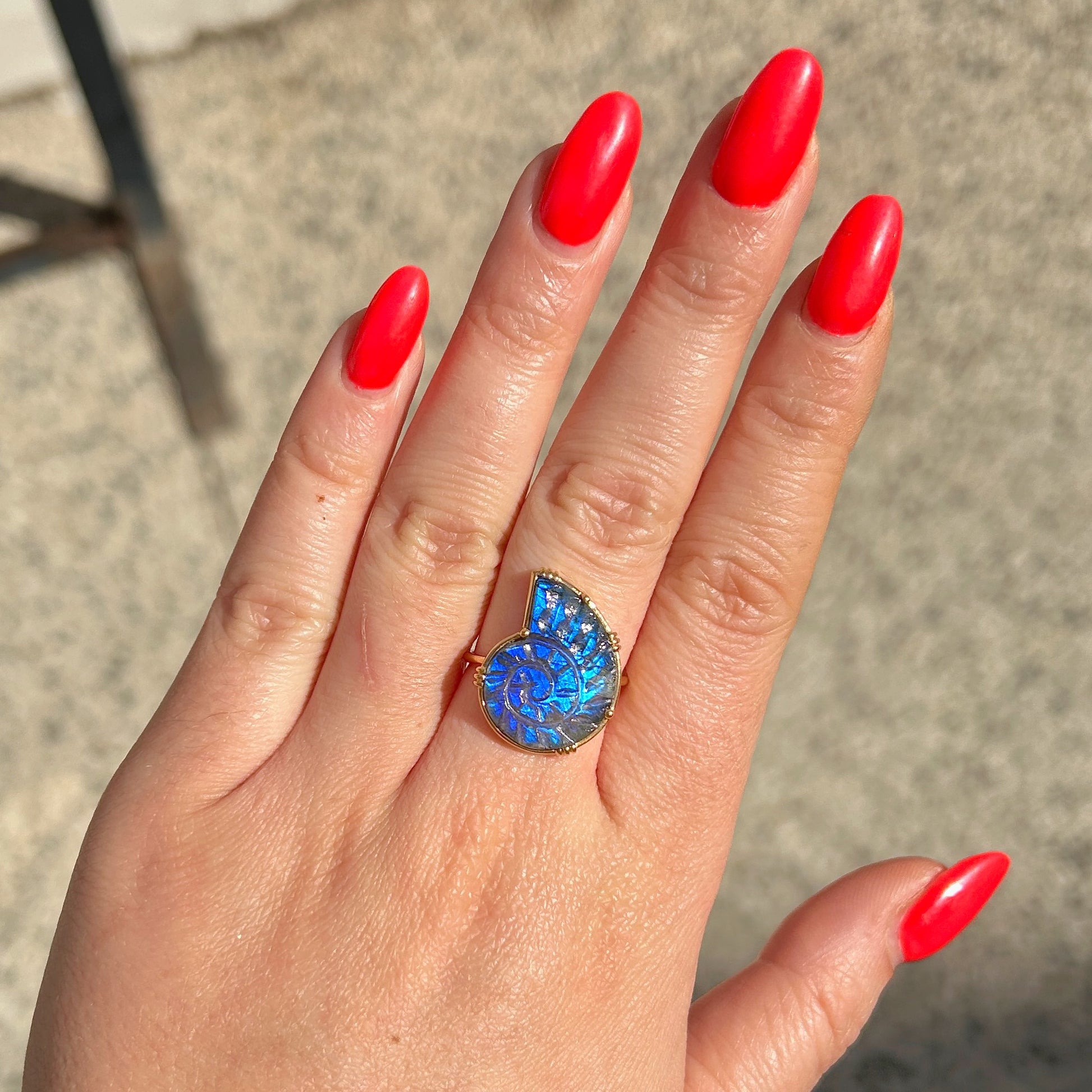 Bague coquillage portée labradorite Au Fil de Lo