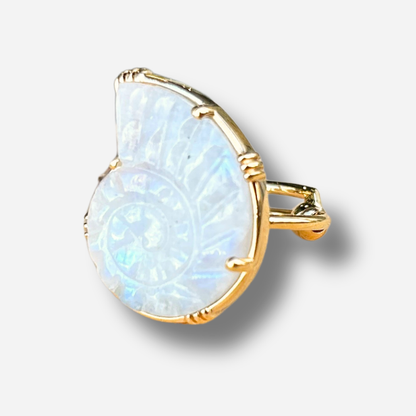 Bague coquillage labradorite blanche Au Fil de Lo pierre naturelle irisee dorée reglable