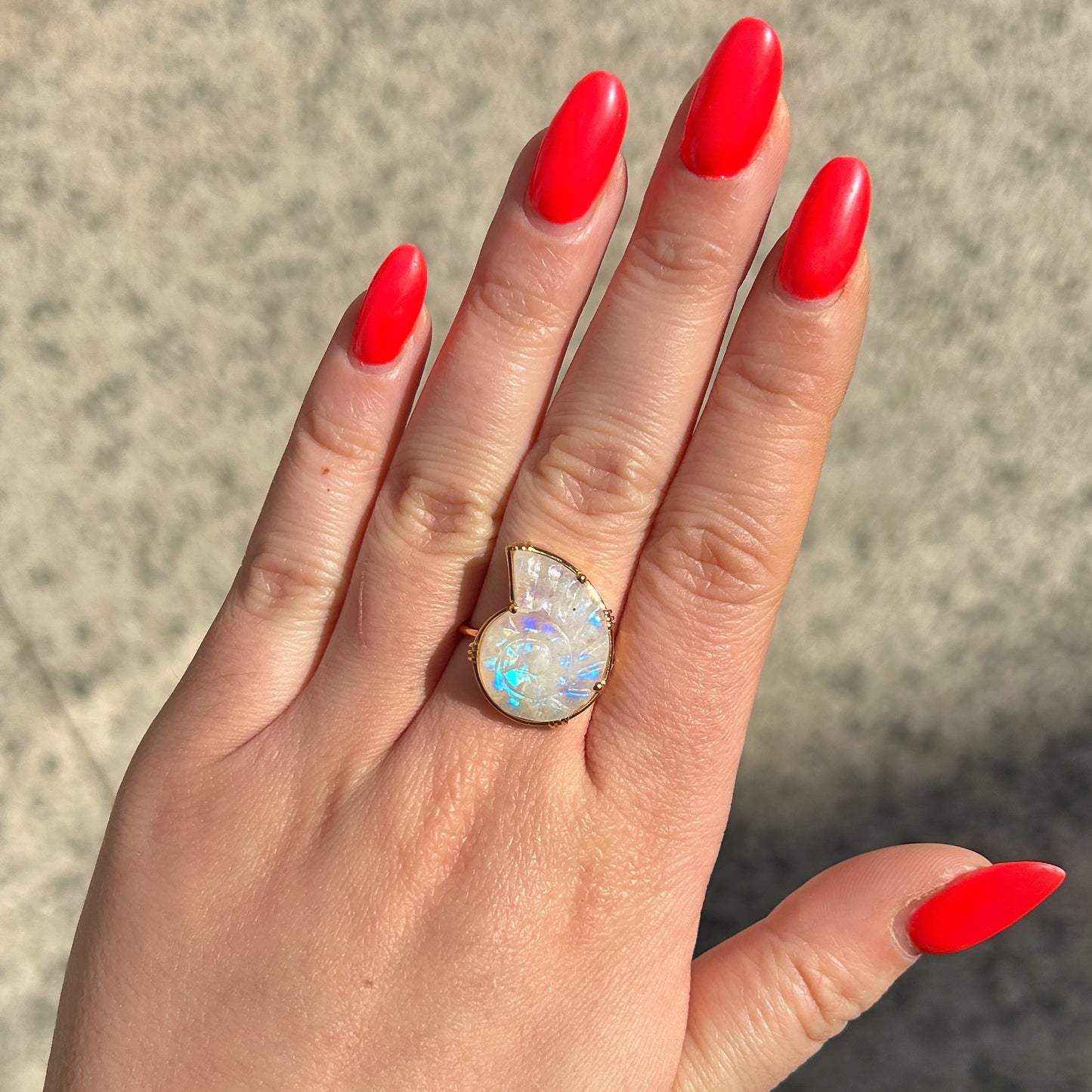 Bague coquillage portée labradorite blanche Au Fil de Lo