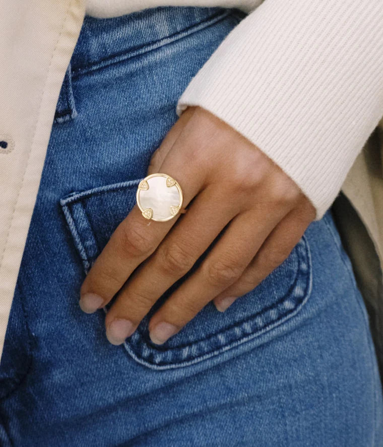 Bague Corazon Zag dorée lumineuse design élégant