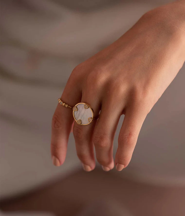 Détail nacre ronde zircons bague Corazon Zag