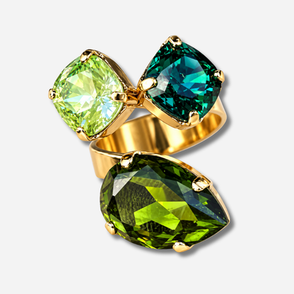 Bague Dalia Émeraude Crézus ornée de trois cristaux facettés vert émeraude, vert anis et vert olive, sertis sur une monture dorée asymétrique – Divinity Sète.