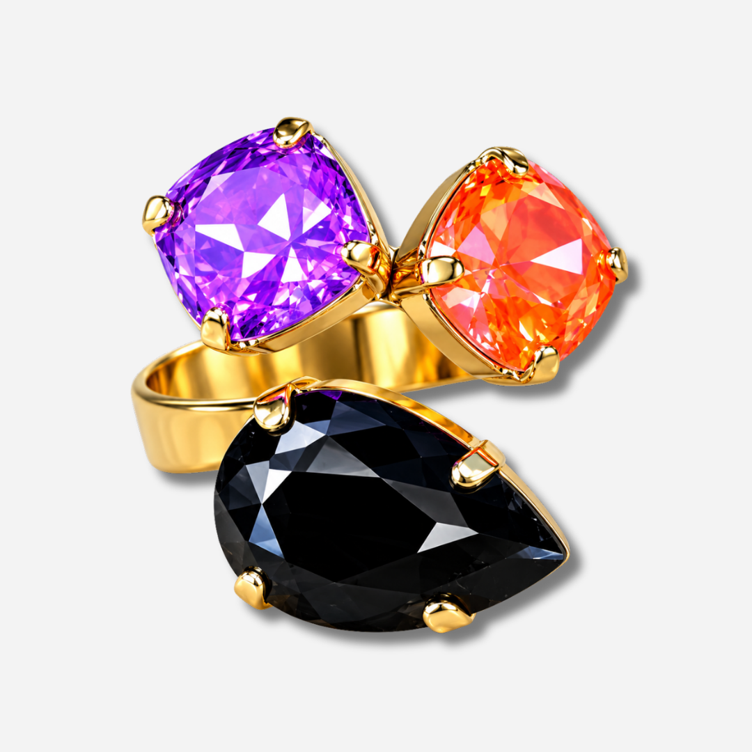 Bague Dalia Fluo Crézus avec trois cristaux facettés violet, orange fluo et noir, sertis sur une monture dorée asymétrique – Divinity Sète.