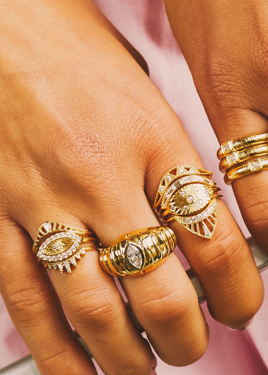 Détail de la bague Diana Mya Bay et sertissage de cristaux