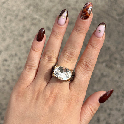 Bague Diva Blanc avec grand cristal ovale facetté transparent, monture dorée et double anneau marron