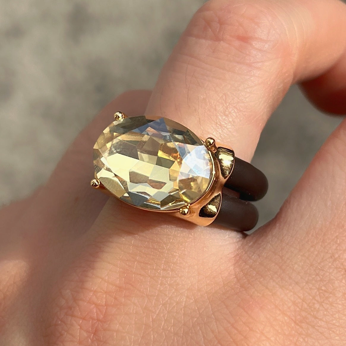 Bague Diva Champagne avec grand cristal ovale facetté, monture dorée et double anneau marron