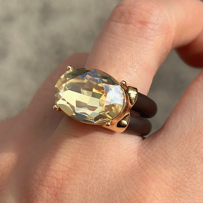Bague Diva Champagne avec grand cristal ovale facetté, monture dorée et double anneau marron