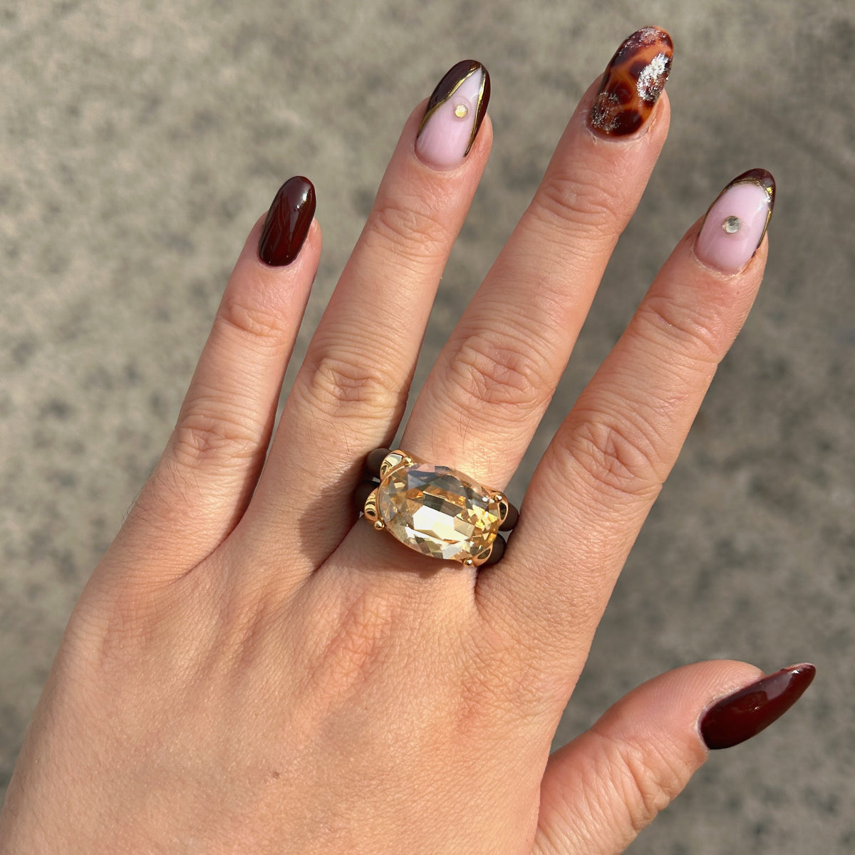 Bague Diva Champagne avec grand cristal ovale facetté, monture dorée et double anneau marron