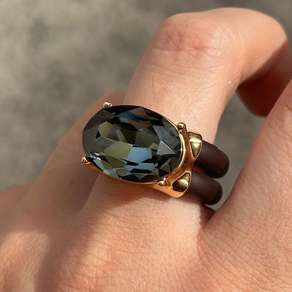 Bague Diva Gris avec grand cristal ovale facetté gris fumé, monture dorée et double anneau marron