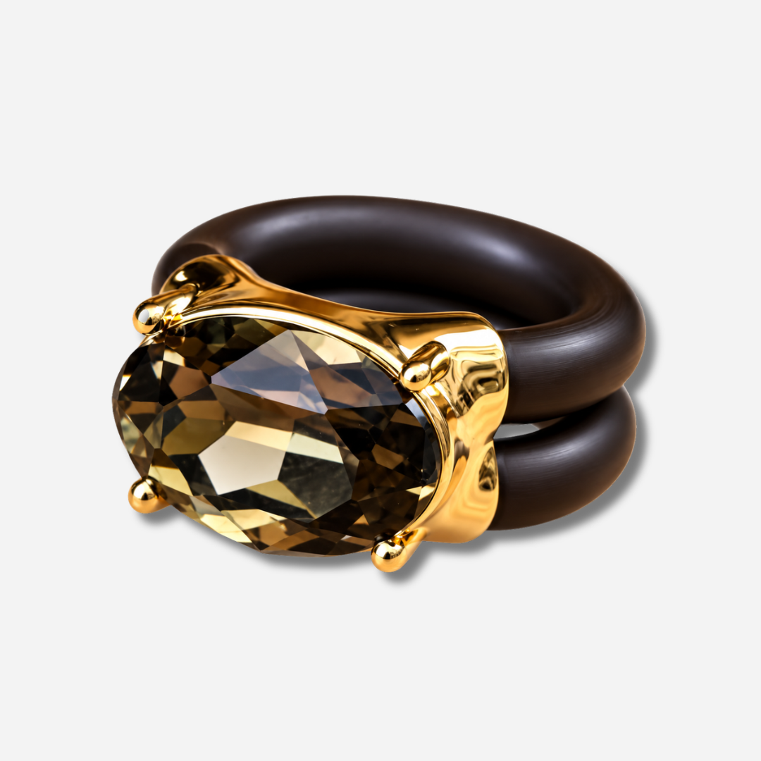 Bague Diva Kaki avec grand cristal ovale facetté, monture dorée et double anneau marron