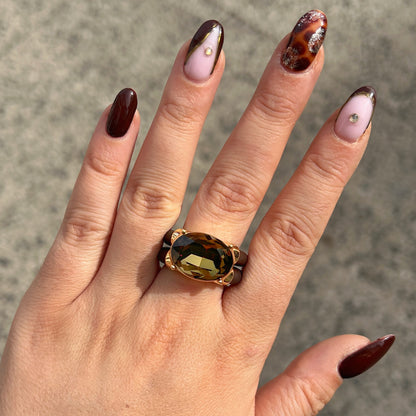Bague Diva Kaki avec grand cristal ovale facetté, monture dorée et double anneau marron