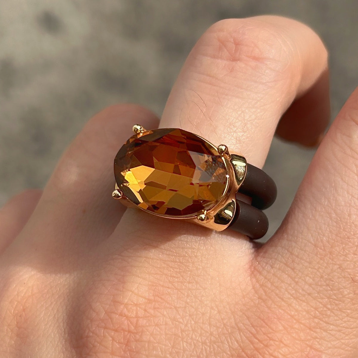 Bague Diva marron avec grand cristal ovale facetté et monture dorée