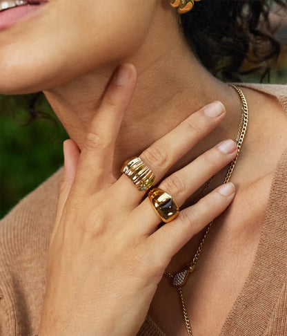 Bague Eikon Zag large dorée au design graphique