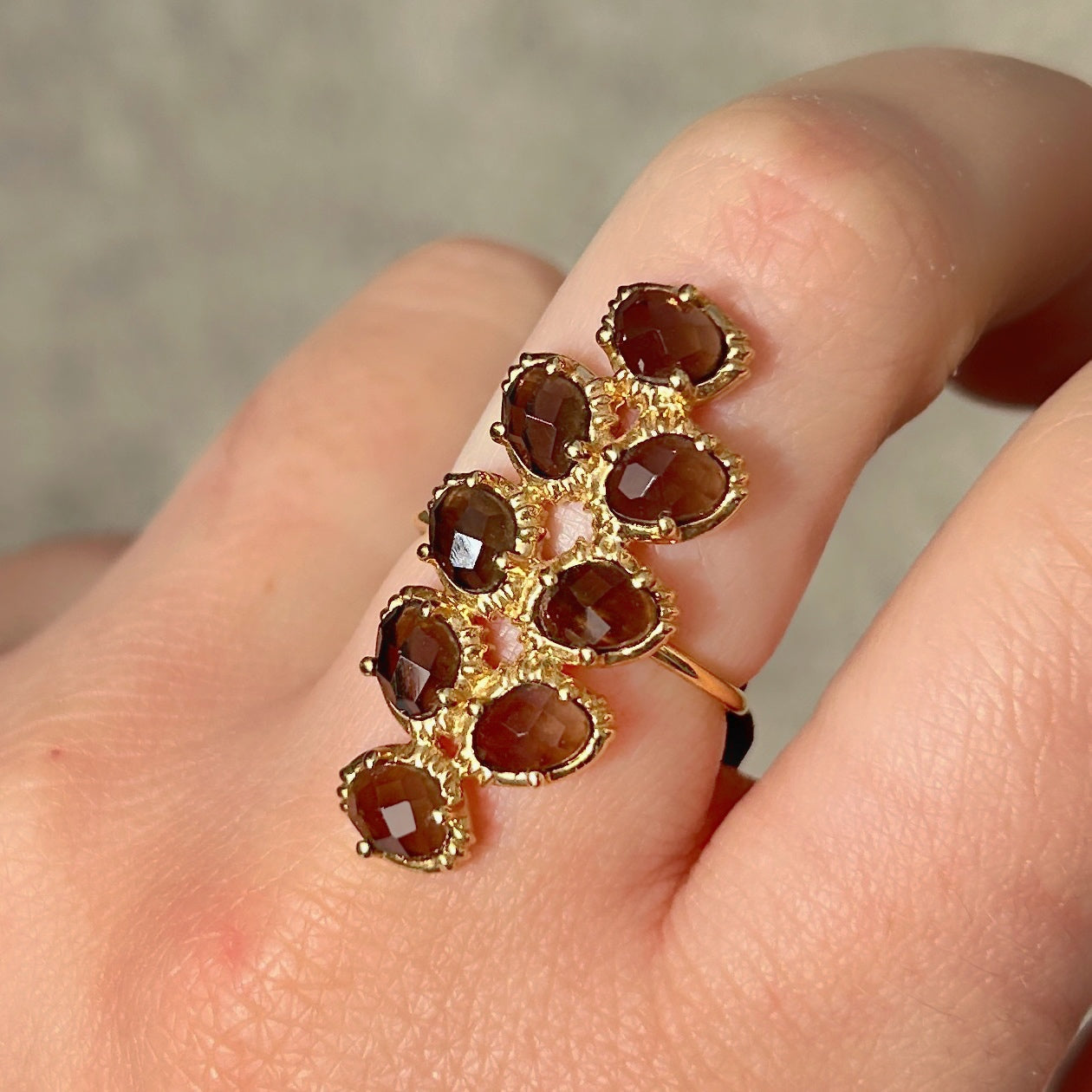 Bague epi quartz fume portee Au Fil de Lo