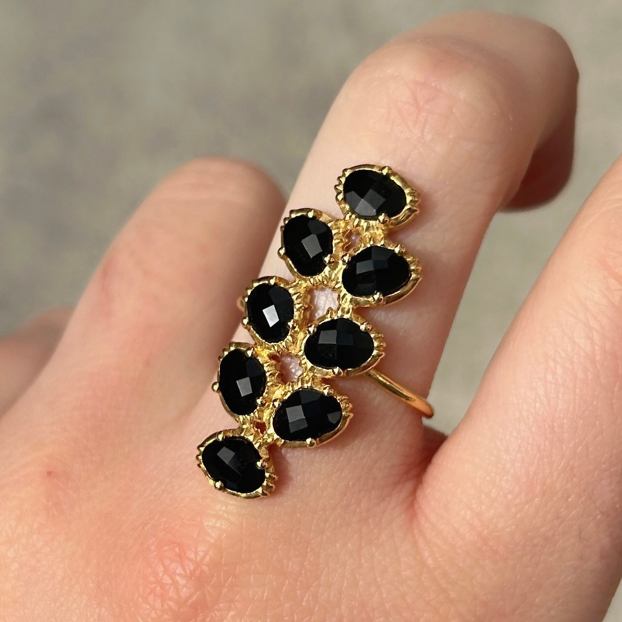 Bague epi spinelle noire portée Au Fil de Lo