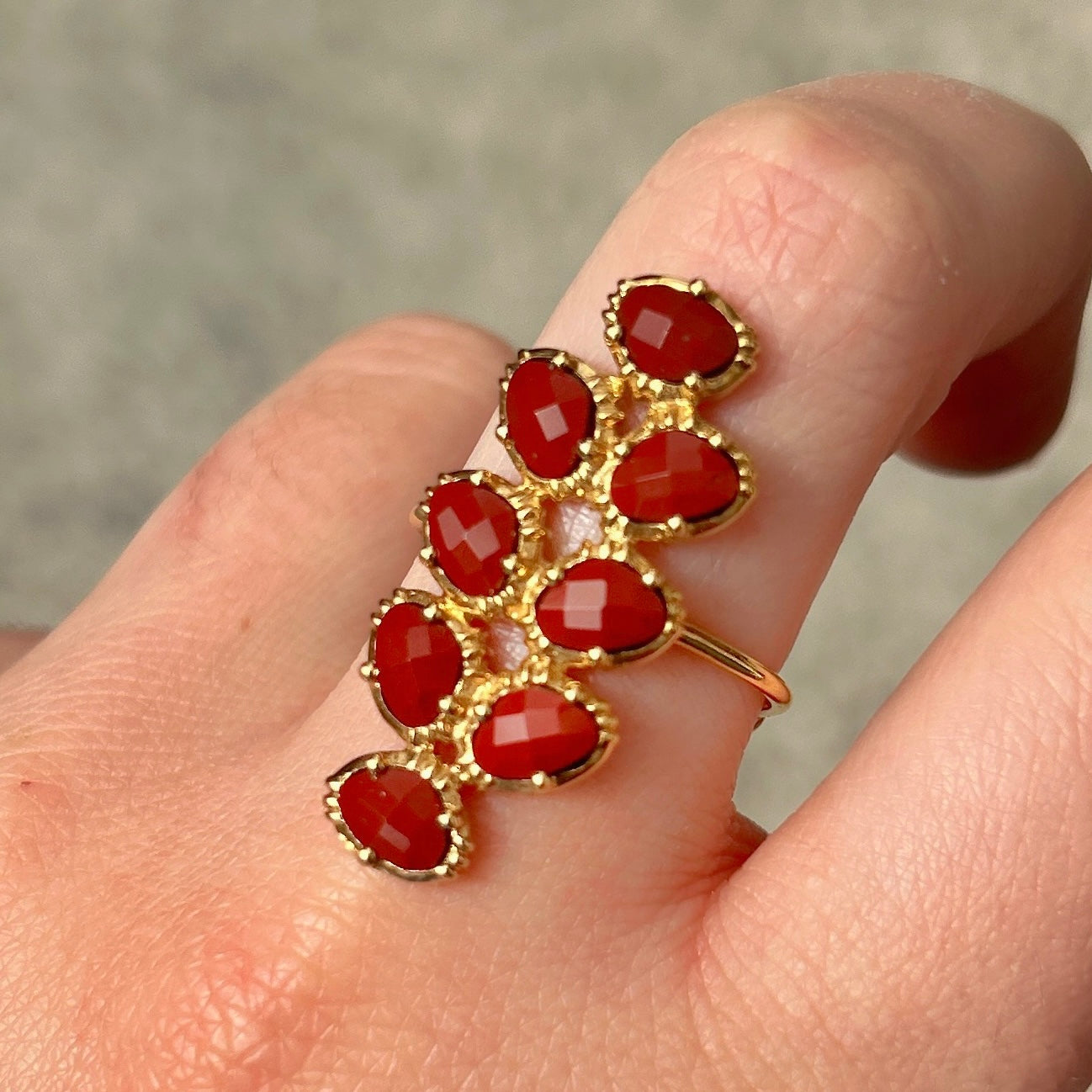 Bague epi spinelle rouge portée Au Fil de Lo