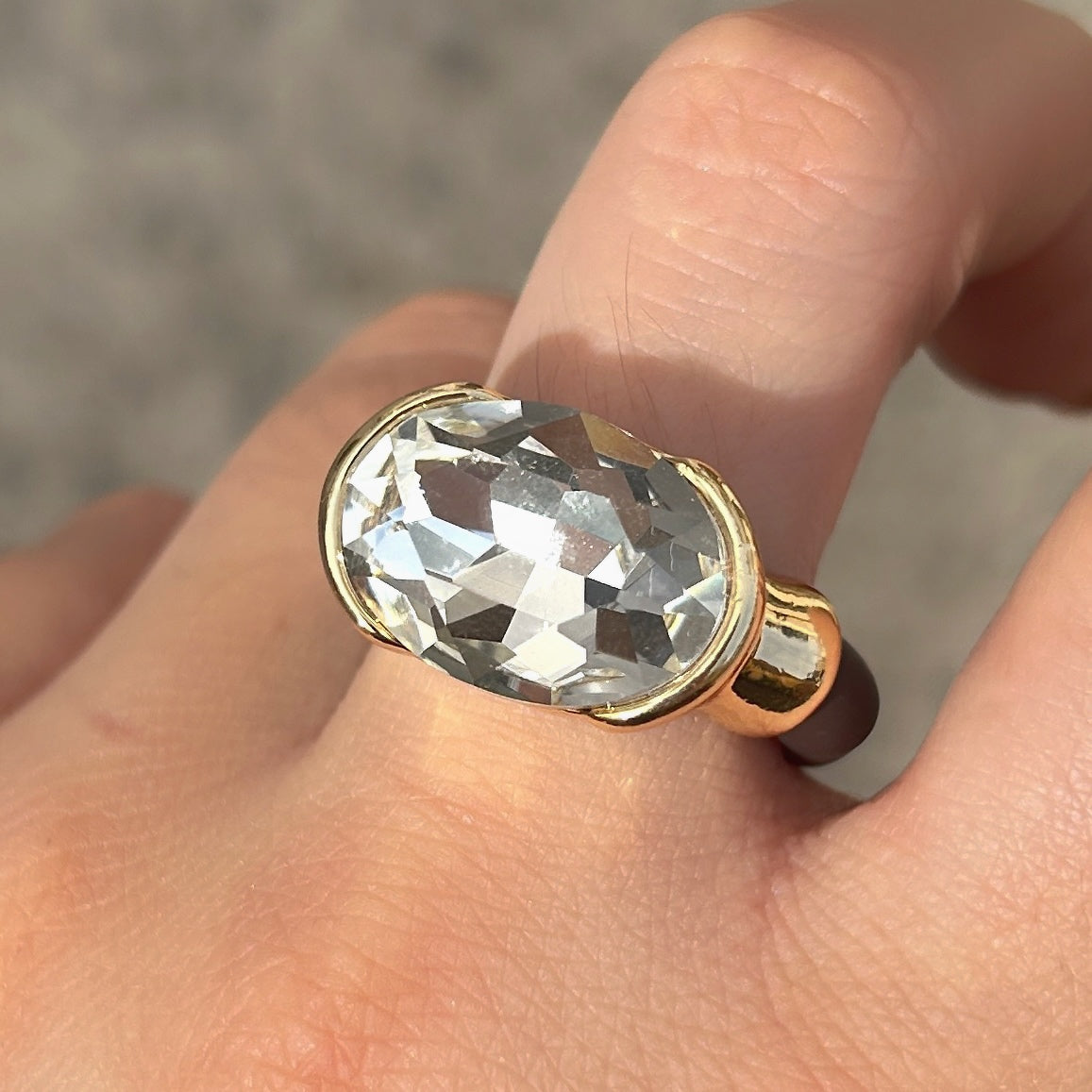 Bague femme Gala blanche avec cristal ovale facetté et anneau marron