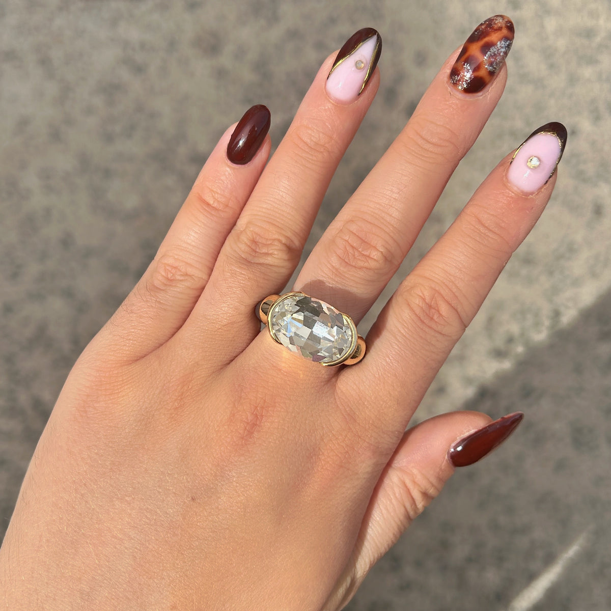 Bague femme Gala blanche avec cristal ovale facetté et anneau marron