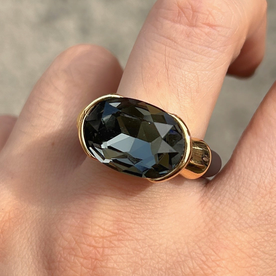 Bague femme Gala grise avec cristal ovale facetté et anneau marron