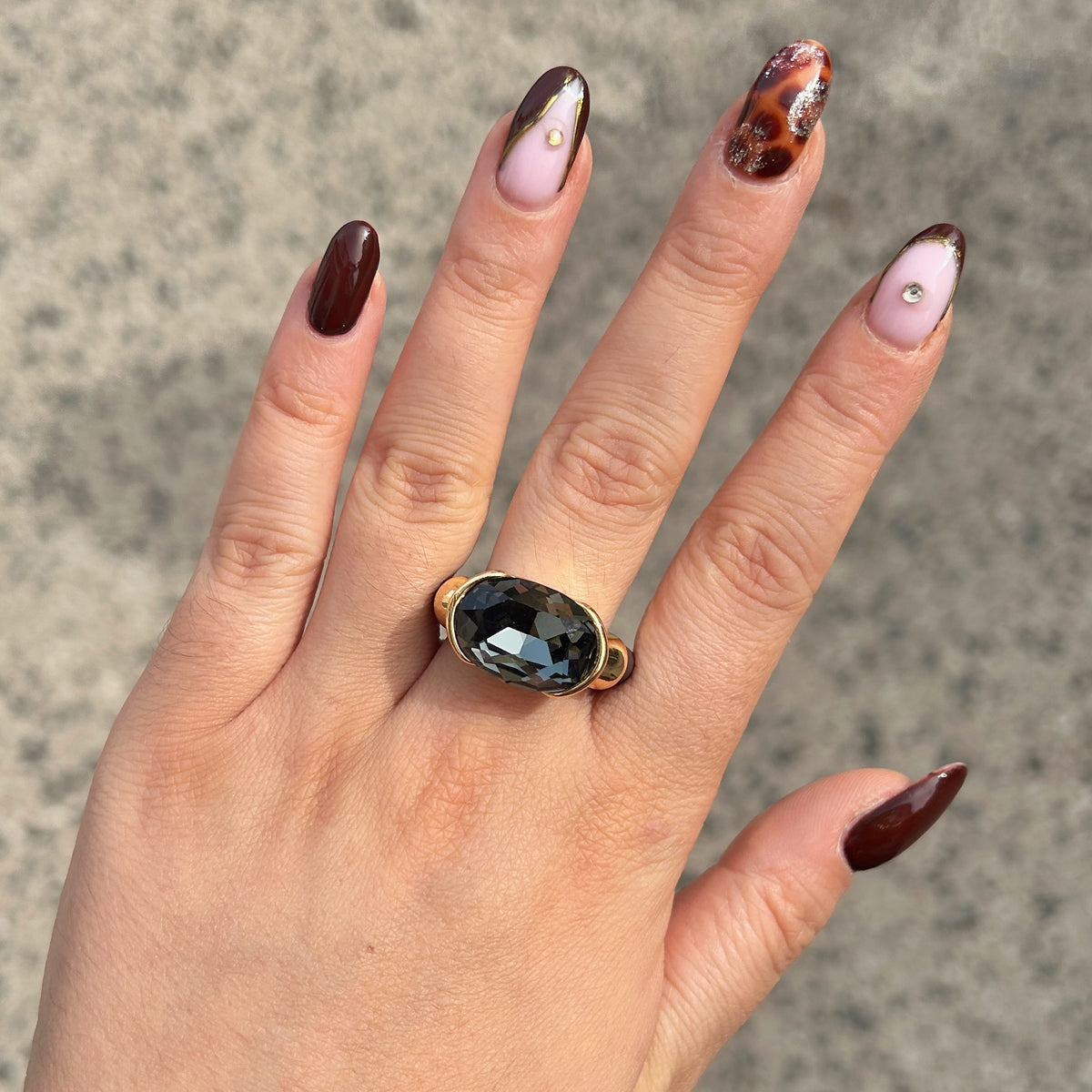 Bague femme Gala grise avec cristal ovale facetté et anneau marron