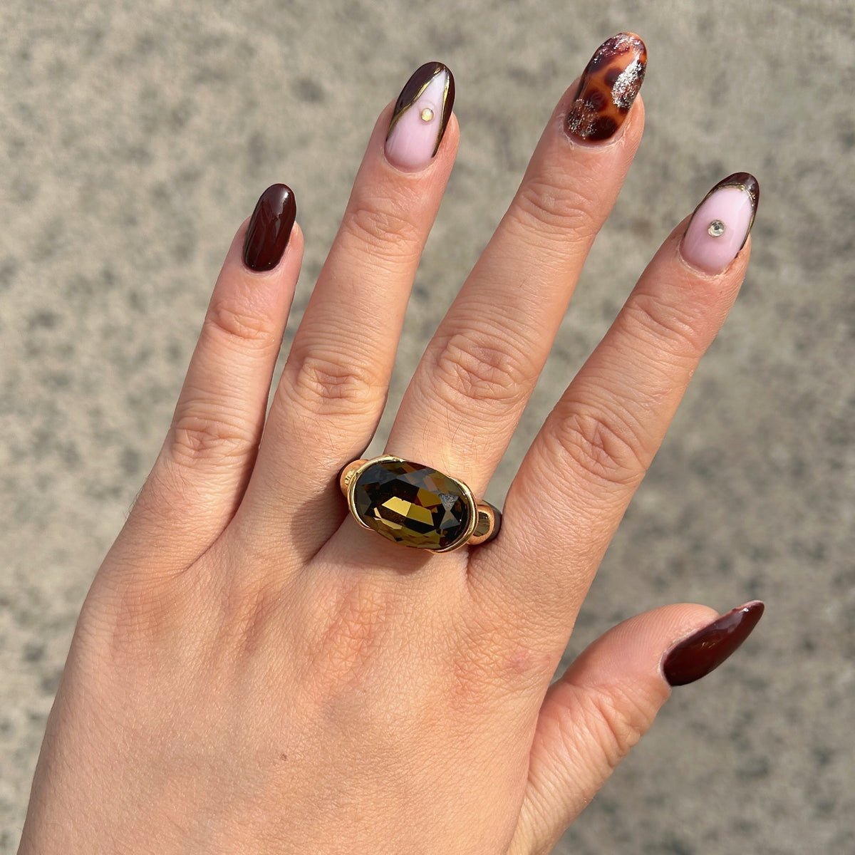 Bague femme Gala kaki avec cristal ovale facetté et anneau marron