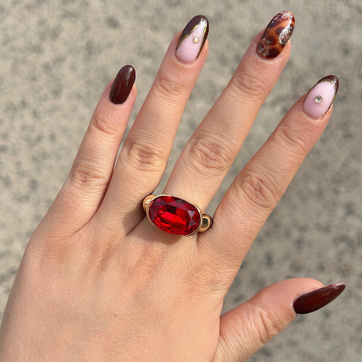 Bague femme Gala rouge avec cristal ovale facetté et anneau marron
