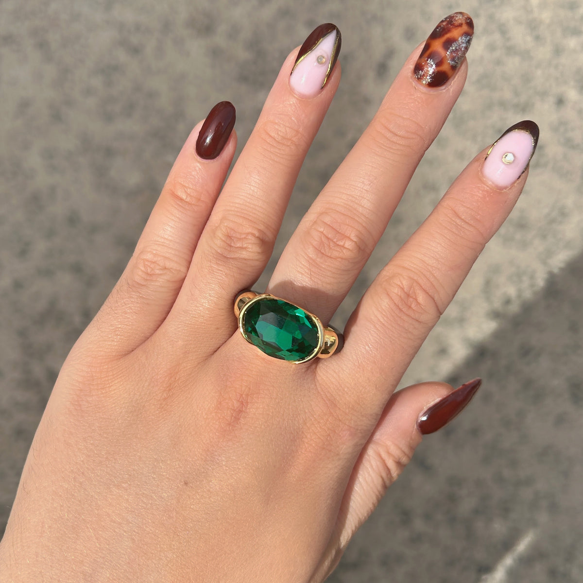 Bague femme Gala vert émeraude en cristal ovale et anneau marron