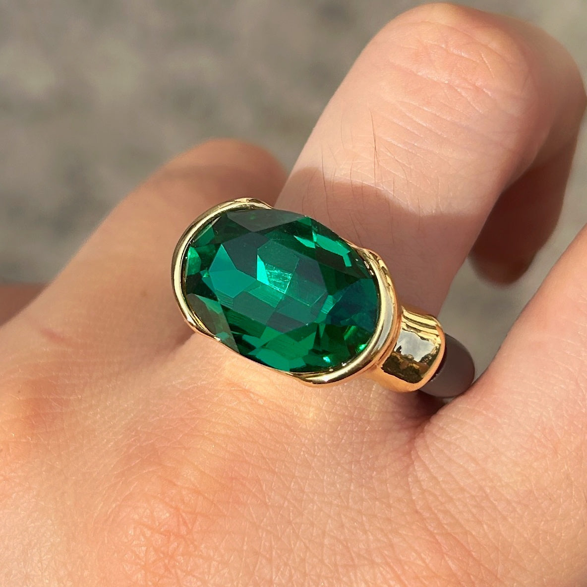Bague femme Gala vert émeraude en cristal ovale et anneau marron