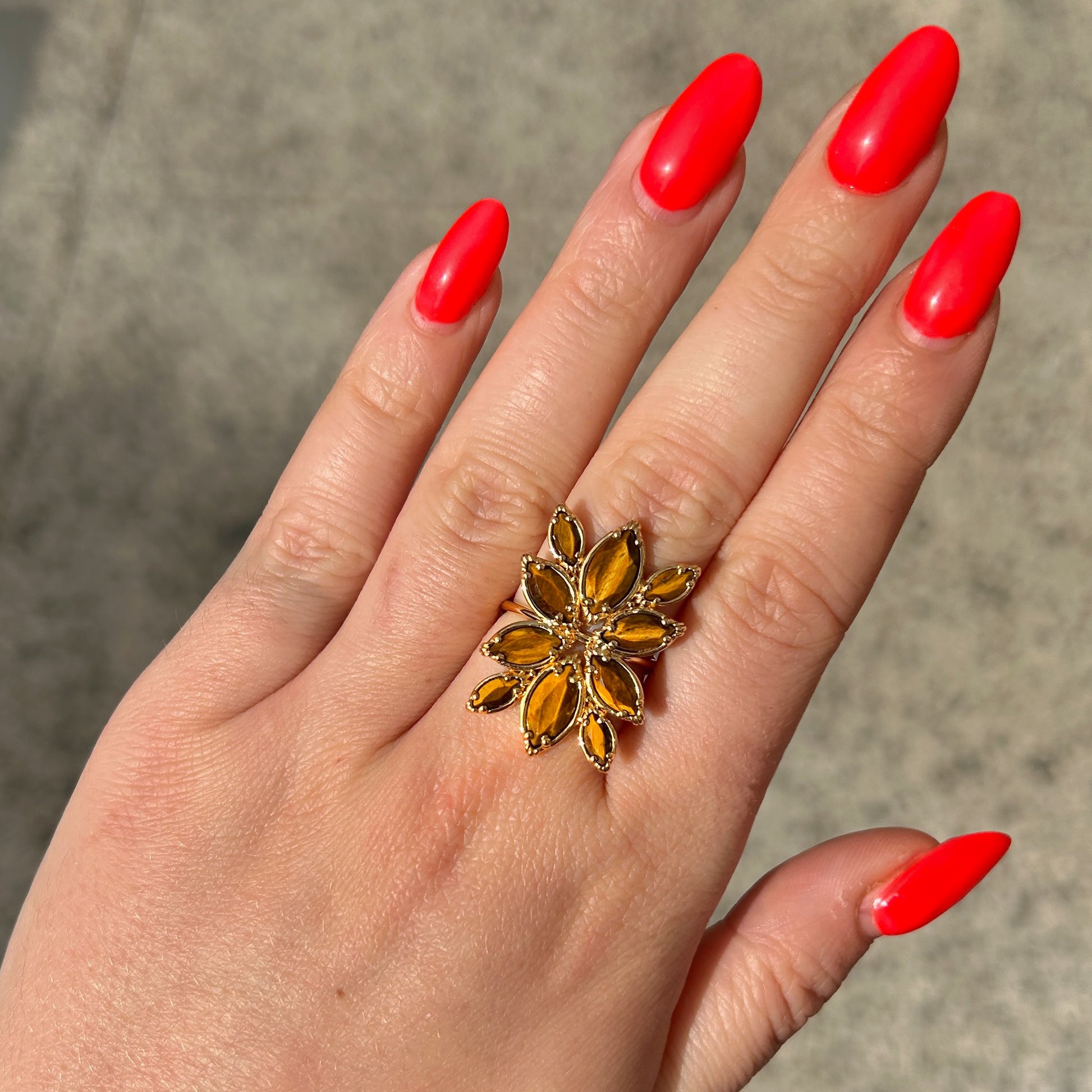Bague oeil de tigre reflets dores forme fleur Au Fil de Lo