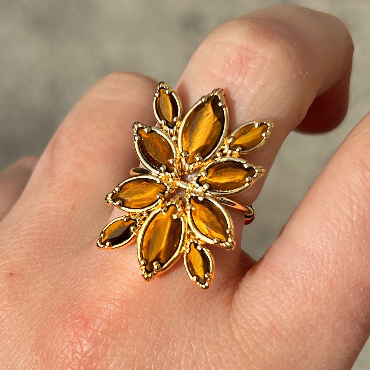 Bague portée oeil de tigre fleur Au Fil de Lo