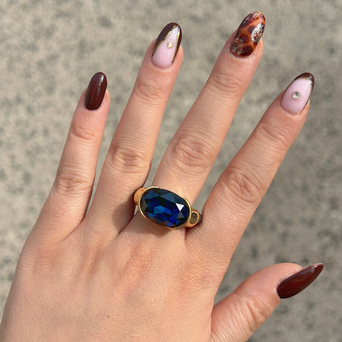 Bague Gala bleu nuit avec cristal ovale facetté et monture dorée