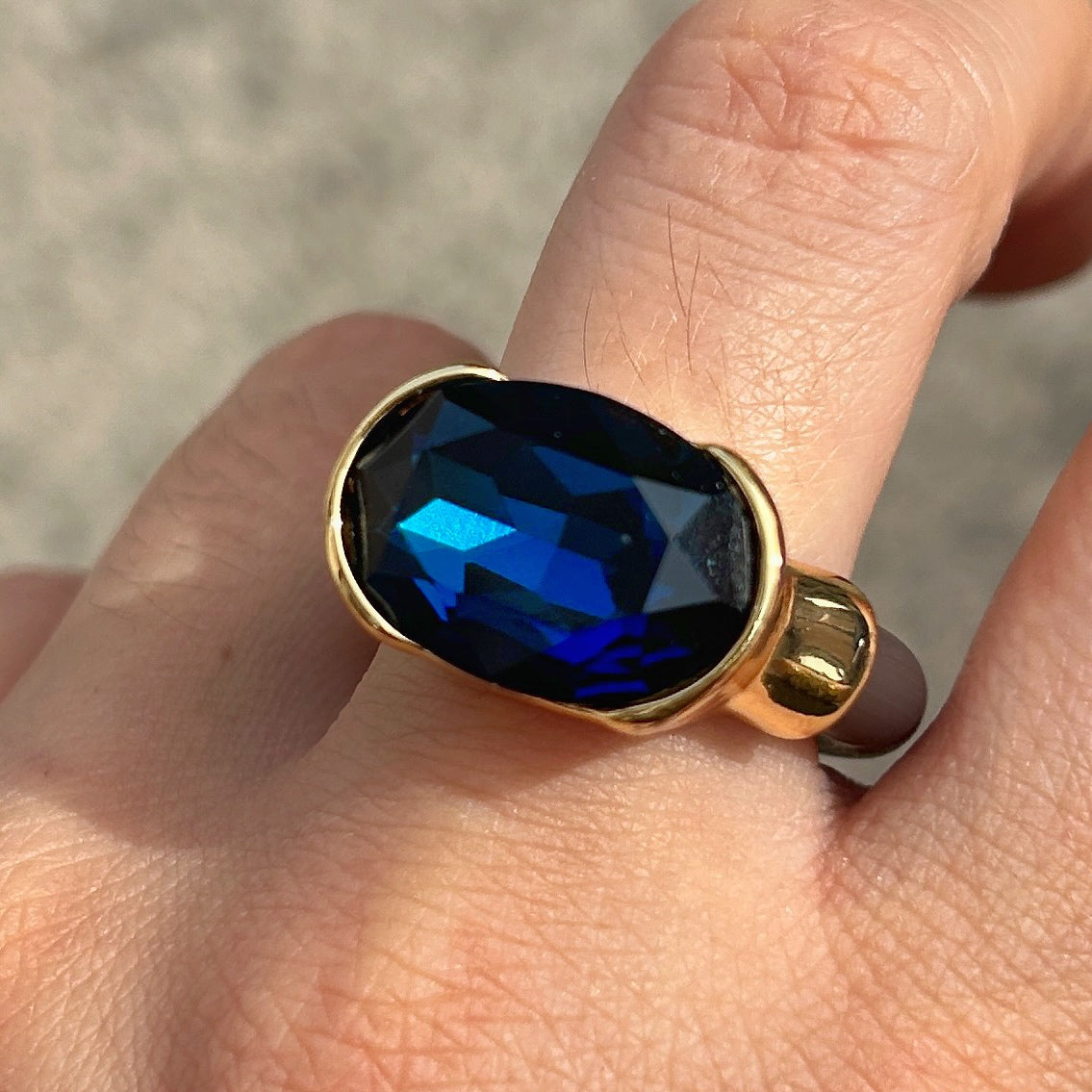 Bague Gala bleu nuit avec cristal ovale facetté et monture dorée