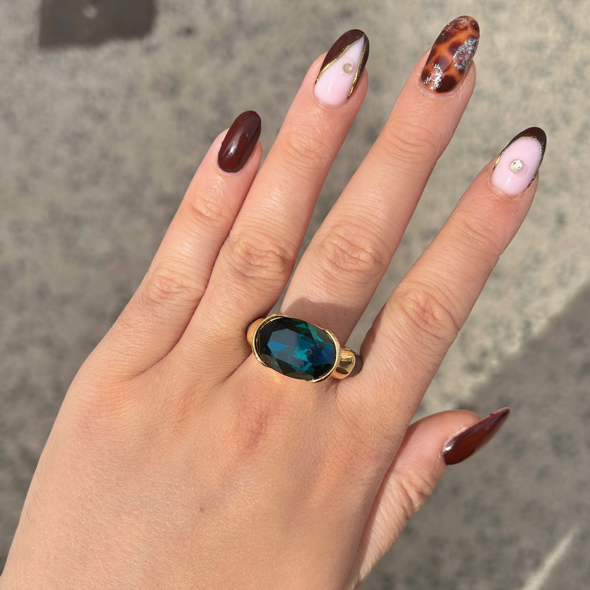 Bague Gala bleu pétrole avec cristal ovale facetté et monture dorée
