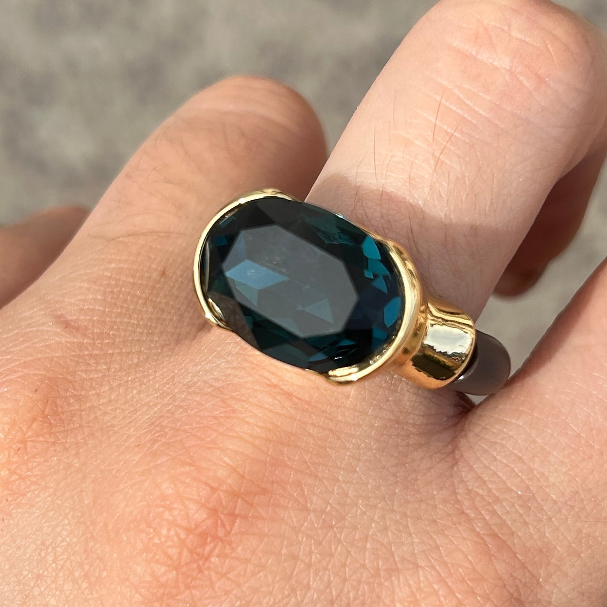 Bague Gala bleu pétrole avec cristal ovale facetté et monture dorée