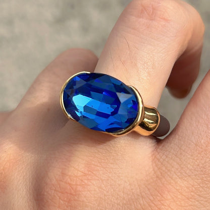 Bague Gala bleu saphir avec cristal ovale facetté et monture dorée