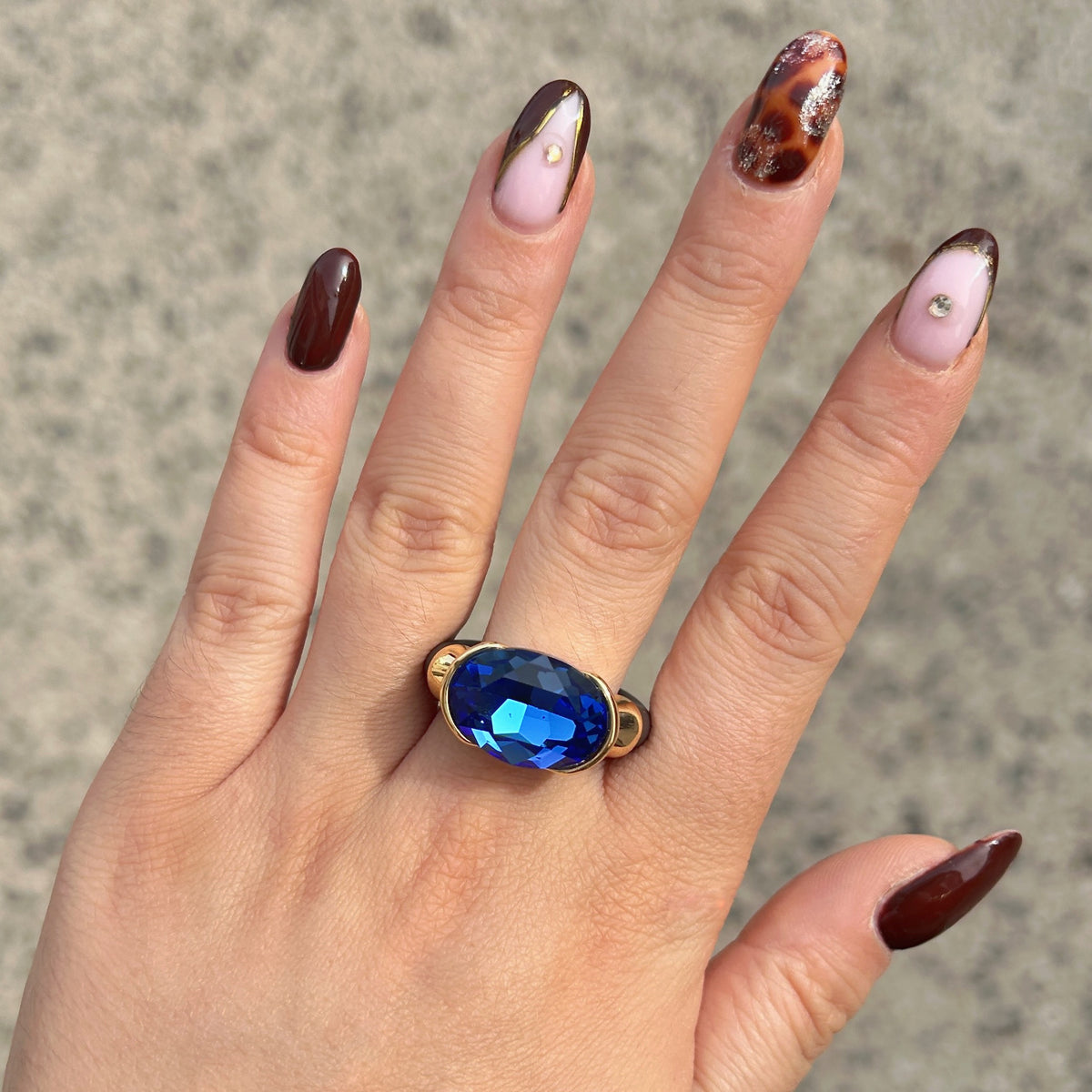 Bague Gala bleu saphir avec cristal ovale facetté et monture dorée