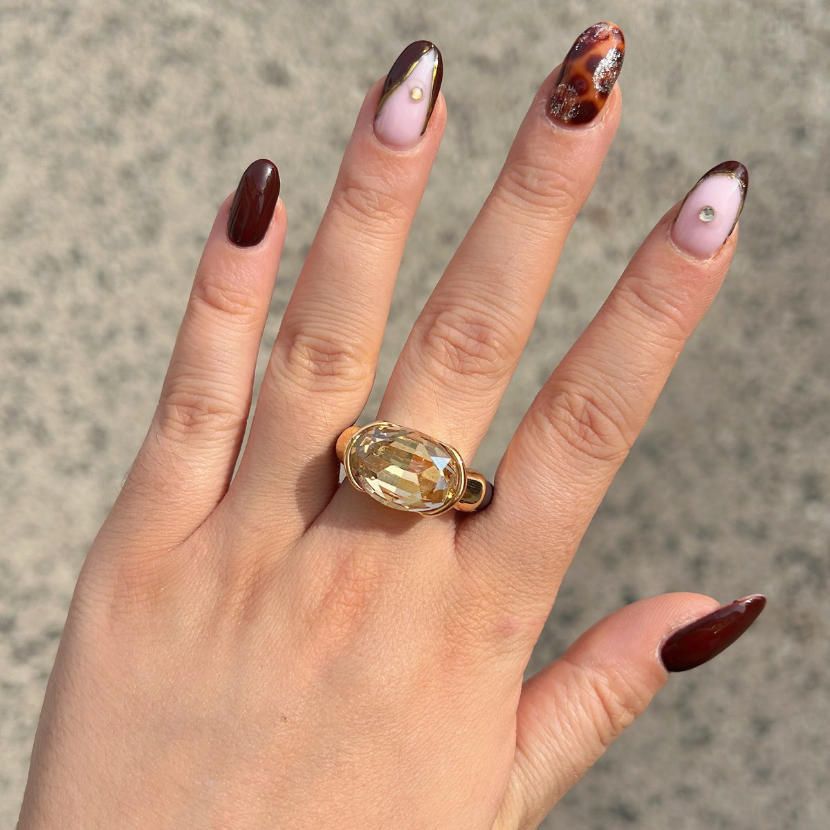 Bague Gala champagne avec cristal ovale facetté et monture dorée