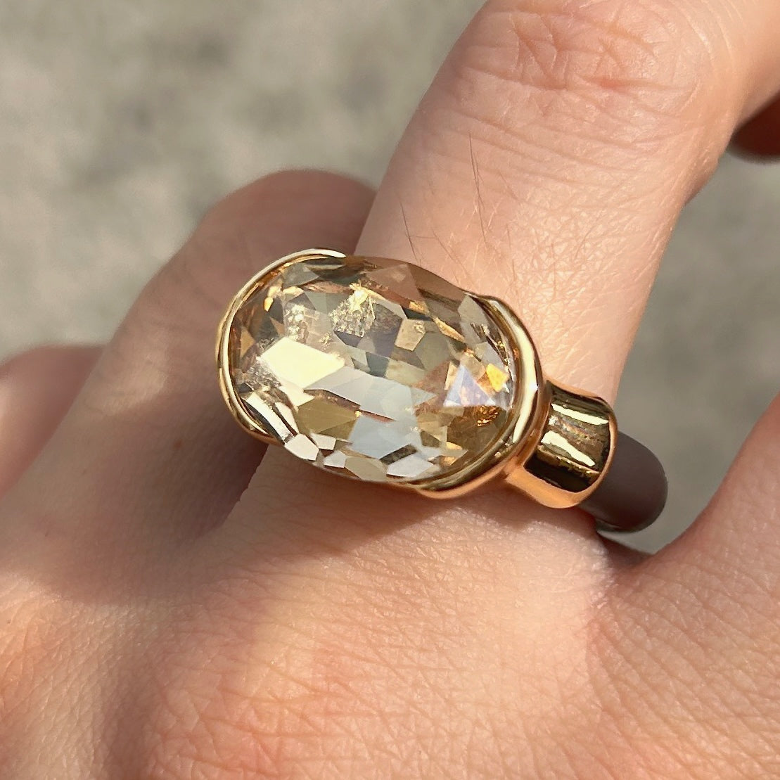 Bague Gala champagne avec cristal ovale facetté et monture dorée