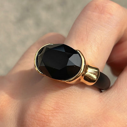 Bague Gala noire avec cristal ovale facetté et monture dorée