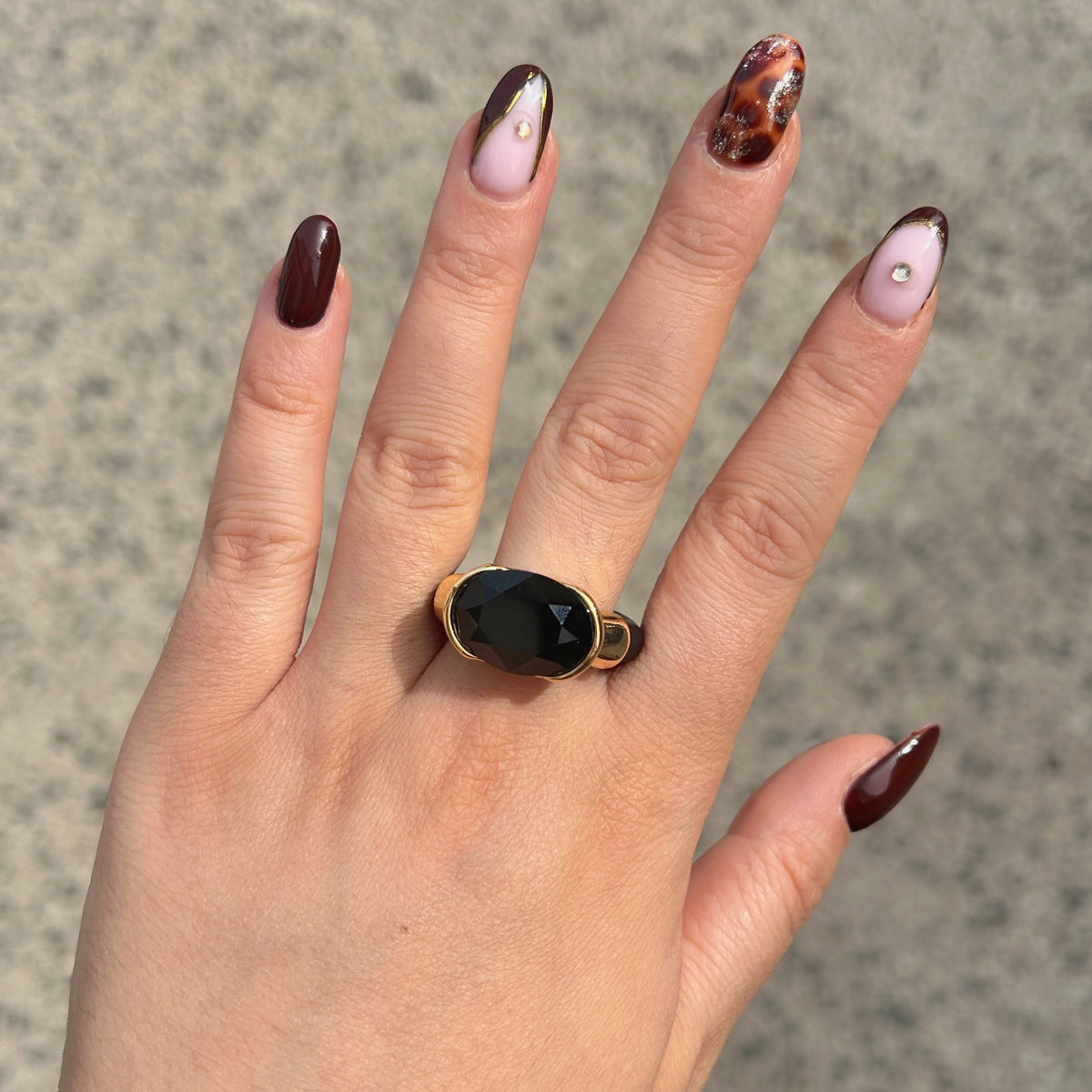 Bague Gala noire avec cristal ovale facetté et monture dorée