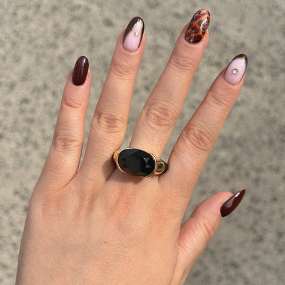 Bague Gala noire avec cristal ovale facetté et monture dorée