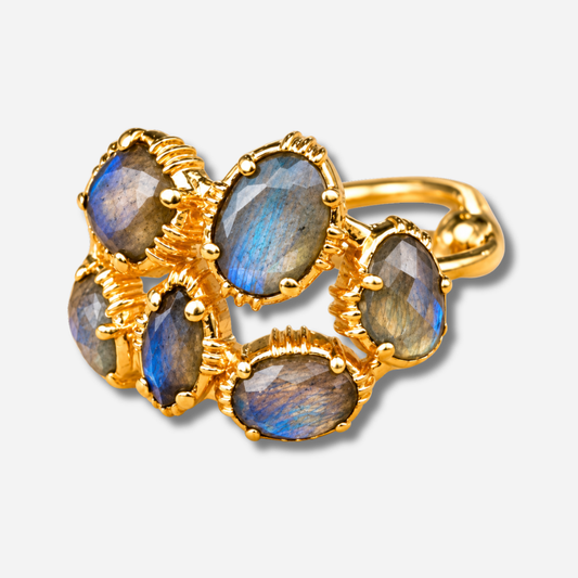 Bague Grappe GM Au Fil de Lo en labradorite naturelle aux reflets bleus et monture dorée – Divinity Sète
